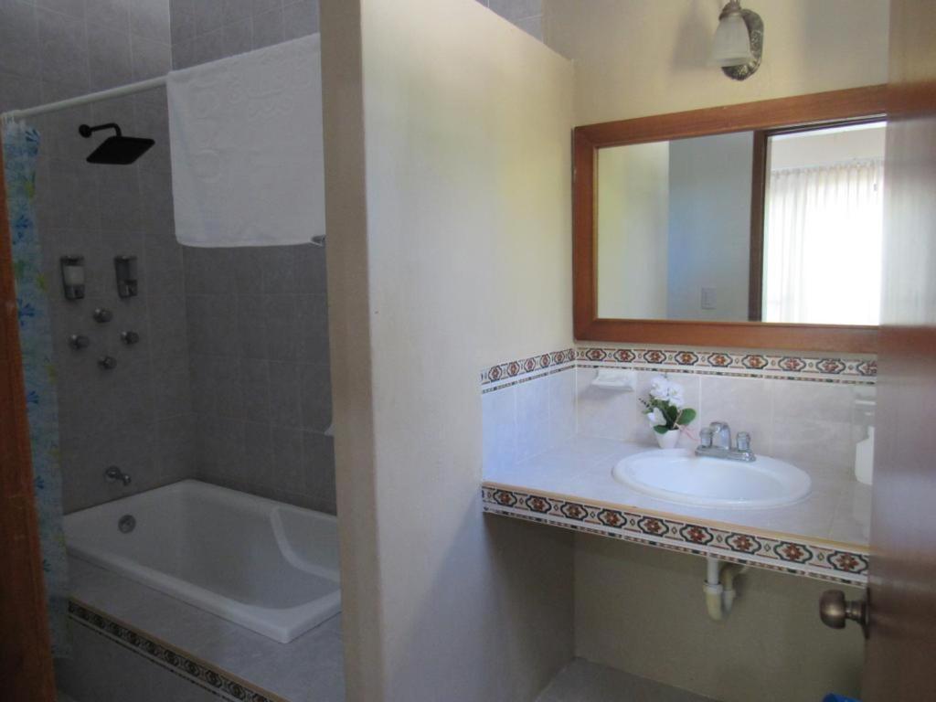 Two Bedroom Beachfront Villa 셀레스툰 외부 사진